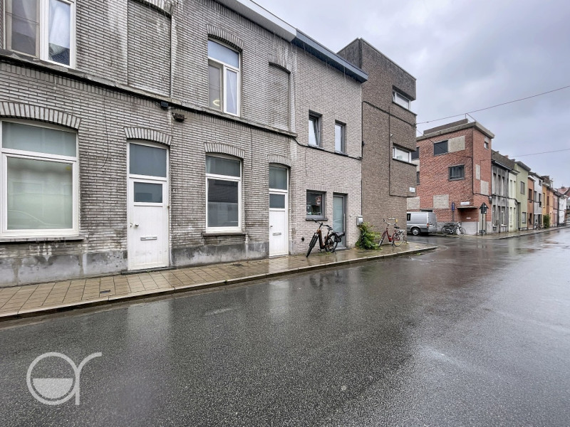 Centraal gelegen rijwoning met 2 slaapkamers, omgeving UZ - agence rosseel