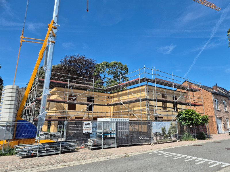Gesloten nieuwbouwwoning met 3 slaapkamers en mooie tuin. - Immo-Zone