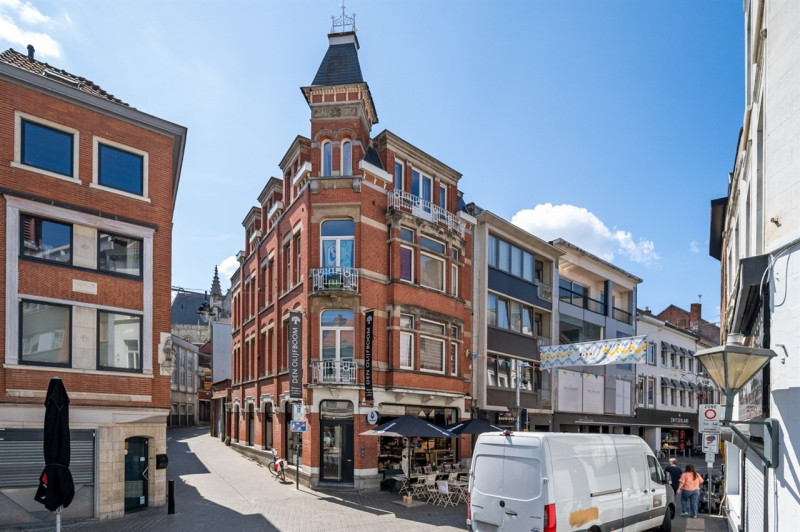 Gerenoveerde opbrengsteigendom bestaande uit handelspand en 3 appartementen - Immo-Zone