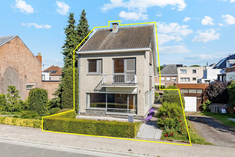Ruime, solide te renoveren woning met 4 tot 5 slaapkamers en tuin - Immo-Zone