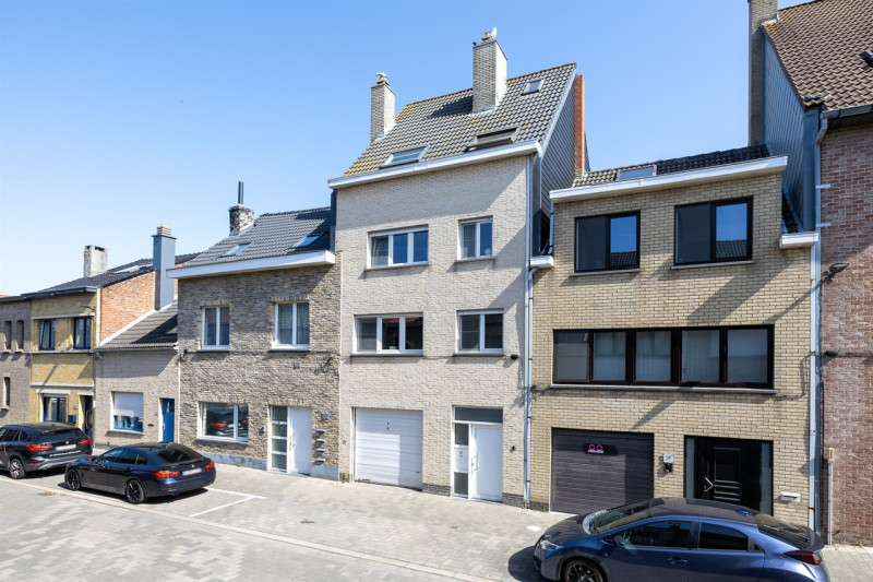 Ruime gezinswoning (225 m²) met 6 slaapkamers, garage en zonnige tuin in Oostende  - Immo-Zone