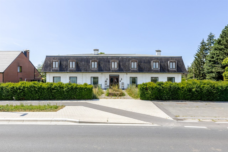Karaktervolle eigendom voor renovatie op ± 1.356 m² met tal van mogelijkheden – Meerbeke - Immo-Zone