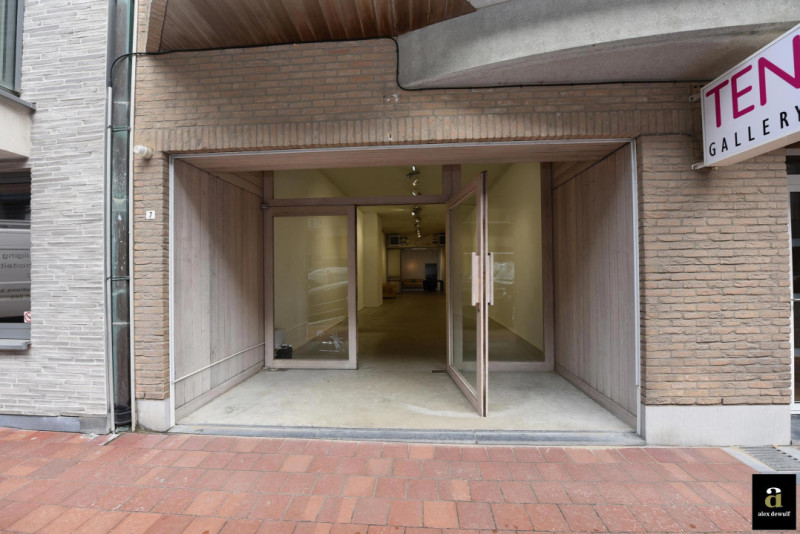 Uitstekend gelegen handelspand met hoge muren ( 3.70m) [Zandstraat - Zoute]. - Alex Dewulf