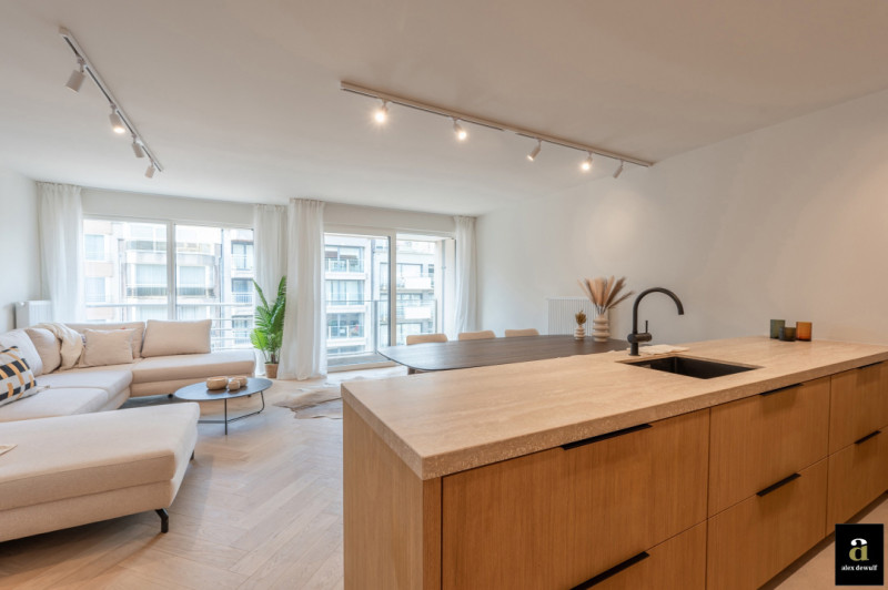 Prachtig vernieuwd appartement met terrasje te Lippenslaan   - Alex Dewulf