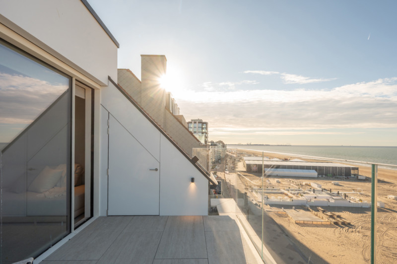 Prachtig nieuwbouw duplex-appartement op Zeedijk te Zoute    - Alex Dewulf
