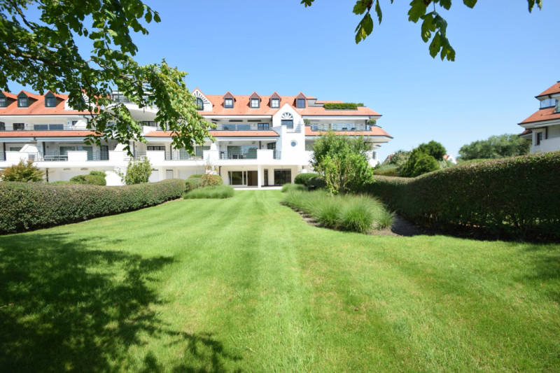 Zonovergoten tuin appartement met groot terras en prachtige tuin gelegen in het exclusieve domein Tennis Gardens. - Alex Dewulf