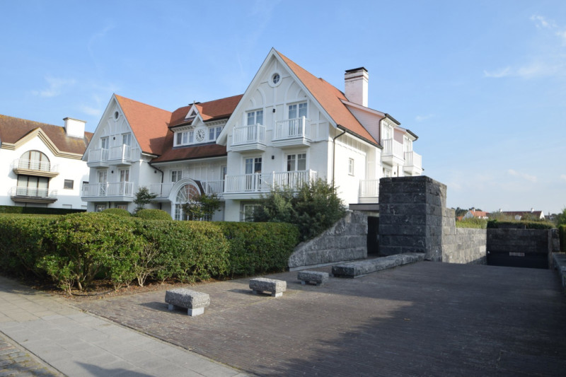 Garagebox te huur op de Kustlaan vlakbij de Minigolf Approach, het strand en de winkels van het Zoute. - Alex Dewulf