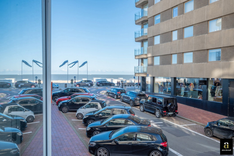Fantastisch gerenoveerd appartement met zijdelings zeezicht in hartje Zoute. - Alex Dewulf