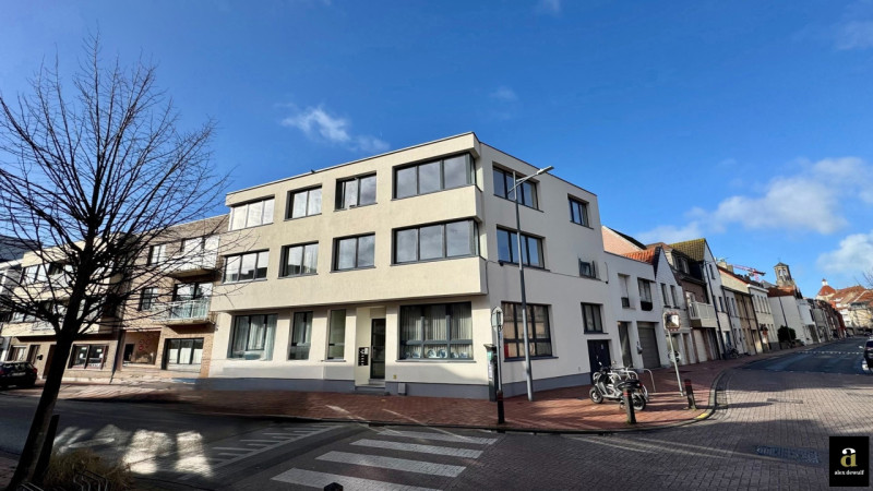 Gerenoveerd hoekappartement met 2 volwaardige slaapkamers, vlakbij het centrum van Knokke. - Alex Dewulf