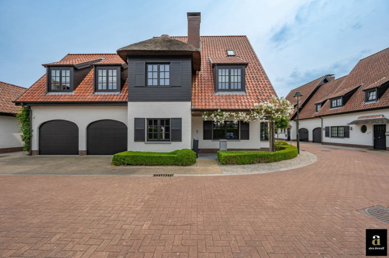 Hedendaagse alleenstaande villa in rustige omgeving te Knokke - Alex Dewulf