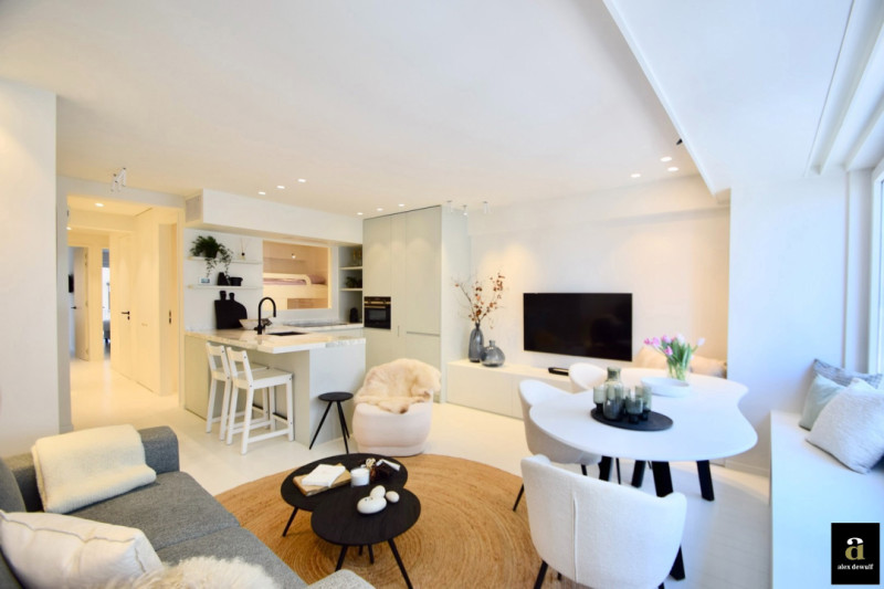 Lichtrijk gerenoveerd appartement nabij de winkels, het strand en de zee. - Alex Dewulf