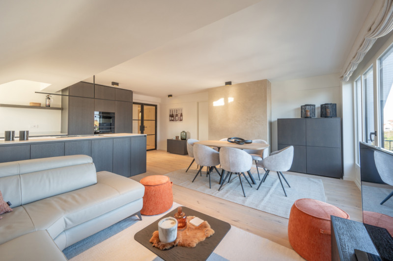 Stijlvol gerenoveerd appartement nabij het Dominicanenkerkje. - Alex Dewulf